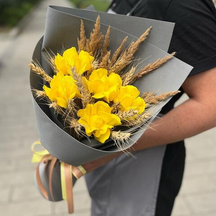 Букет из желтых мыльных роз с колосьями и пампасной травой