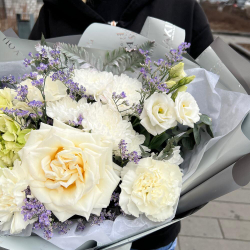 Букет из пионовидной розы, гортензии и хризантем в серебристой упаковке