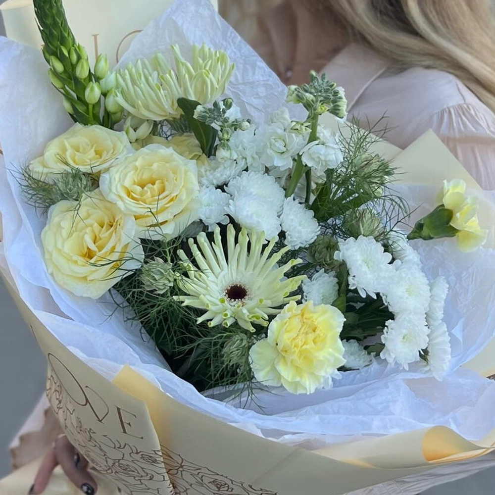 Кремовый букет из кустовых роз, гербер, хризантемы сантини и гвоздик - РИМСКАЯ РОЗА фото №5