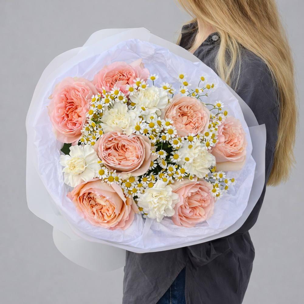 Букет из пионовидных роз. диантусов и кустовых ромашек - РИМСКАЯ РОЗА фото №1