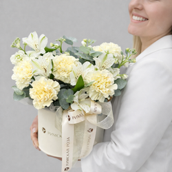 Композиция из гвоздик, маттиолы и альстромерий с веточками эвкалипта в коробке - РИМСКАЯ РОЗА фото №2