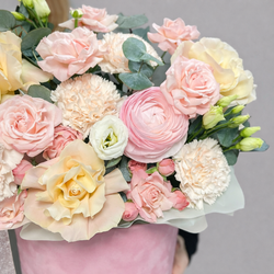 Композиция в коробке с розами, ранункулюсом, эустомой и кустовыми розами - РИМСКАЯ РОЗА фото №3