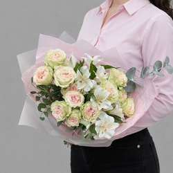 Букет из кустовых роз, альстромерий и веточек эвкалипта