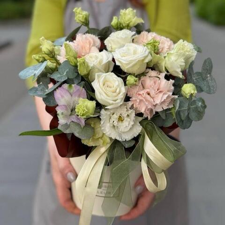 Композиция из кустовой розы, эустомы и диантусов в коробке