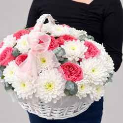 Композиция в белой корзине с кустовыми розами и хризантемами - РИМСКАЯ РОЗА фото №3
