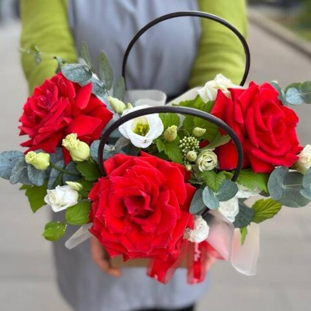 Композиция из французской розы, эустомы и эвкалипта в сумочке