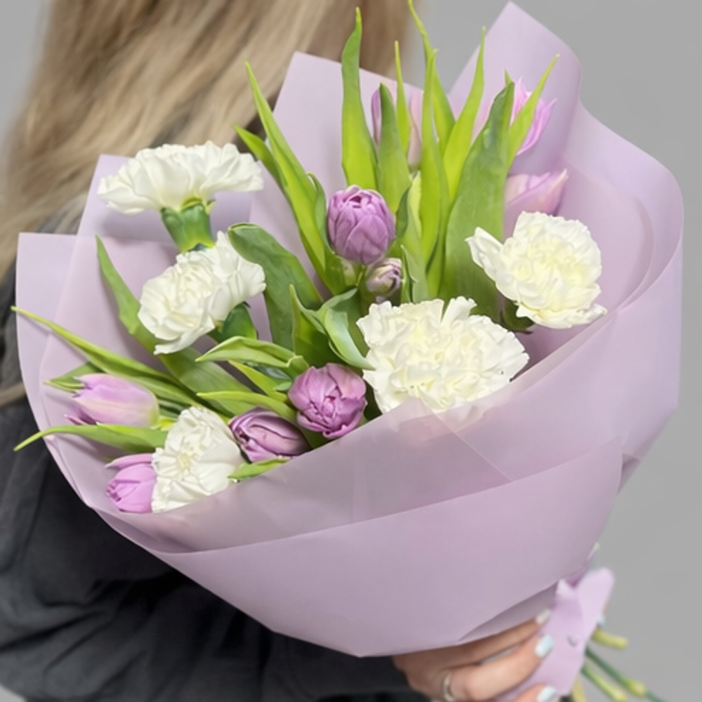 Букет из фиолетовых тюльпанов и гвоздик - РИМСКАЯ РОЗА фото №3