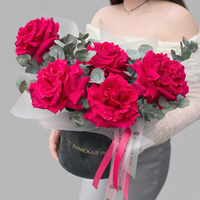 Композиция из больших розовых роз в коробке с эвкалиптом