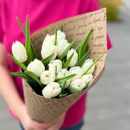 Белые тюльпаны в крафте 15 штук