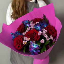 Букет из красных роз, синих орхидей и сантини в розовой упаковке