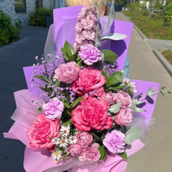 Букет из пионовидных роз, кустовых роз, гипсофилы и диантусов