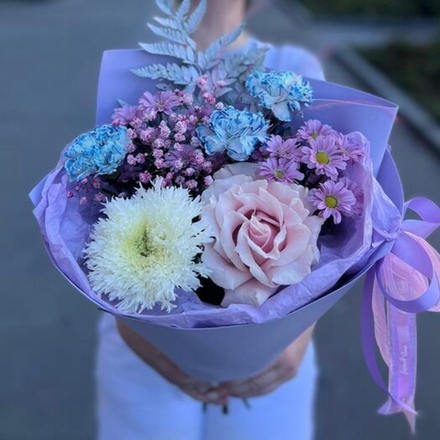 Букет с французской розой, голубыми диантусами и сантини