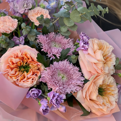 Букет из пионовидных роз, хризантем и маттиолы с дельфиниумом - РИМСКАЯ РОЗА фото №5