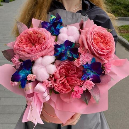 Композиция из пионовидной розы, орхидеи и хлопка в коробке