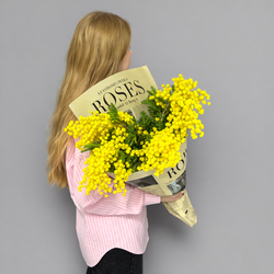 Монобукет из мимозы в дизайнерской упаковке