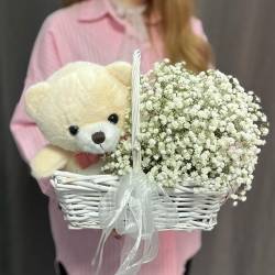 Композиция из белой гипсофилы и мягкой игрушки Мишка в корзине - РИМСКАЯ РОЗА фото №6