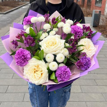 Букет из кремовых роз и фиолетовых гвоздик с альстромерией