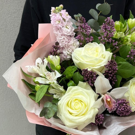 Букет из белых роз, сирени и орхидеи