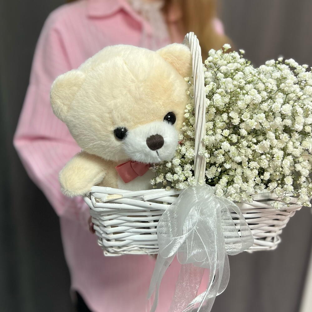 Композиция из белой гипсофилы и мягкой игрушки Мишка в корзине - РИМСКАЯ РОЗА фото №3