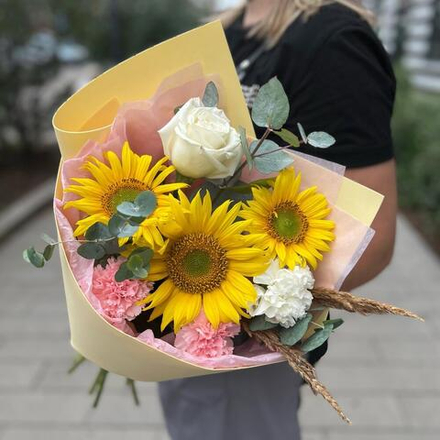 Букет из подсолнухов, диантусов и белой розы с эвкалиптом