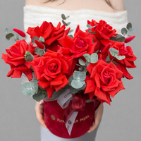 Французские красные розы в коробке с эвкалиптом