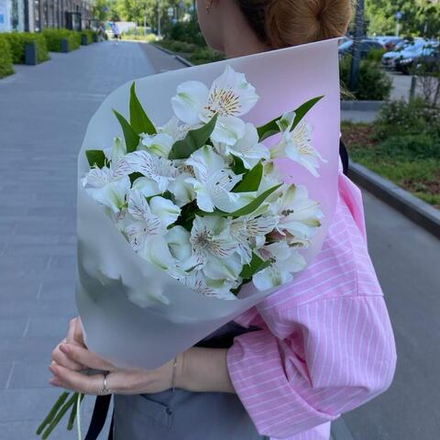 Букет из альстромерий в матовой упаковке