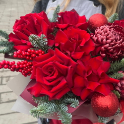 Зимняя композиция из красных роз, хризантем и нобилиса с новогодним декором - РИМСКАЯ РОЗА фото №3