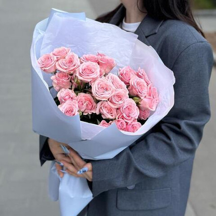 Букет из розовых кустовых роз 7 штук