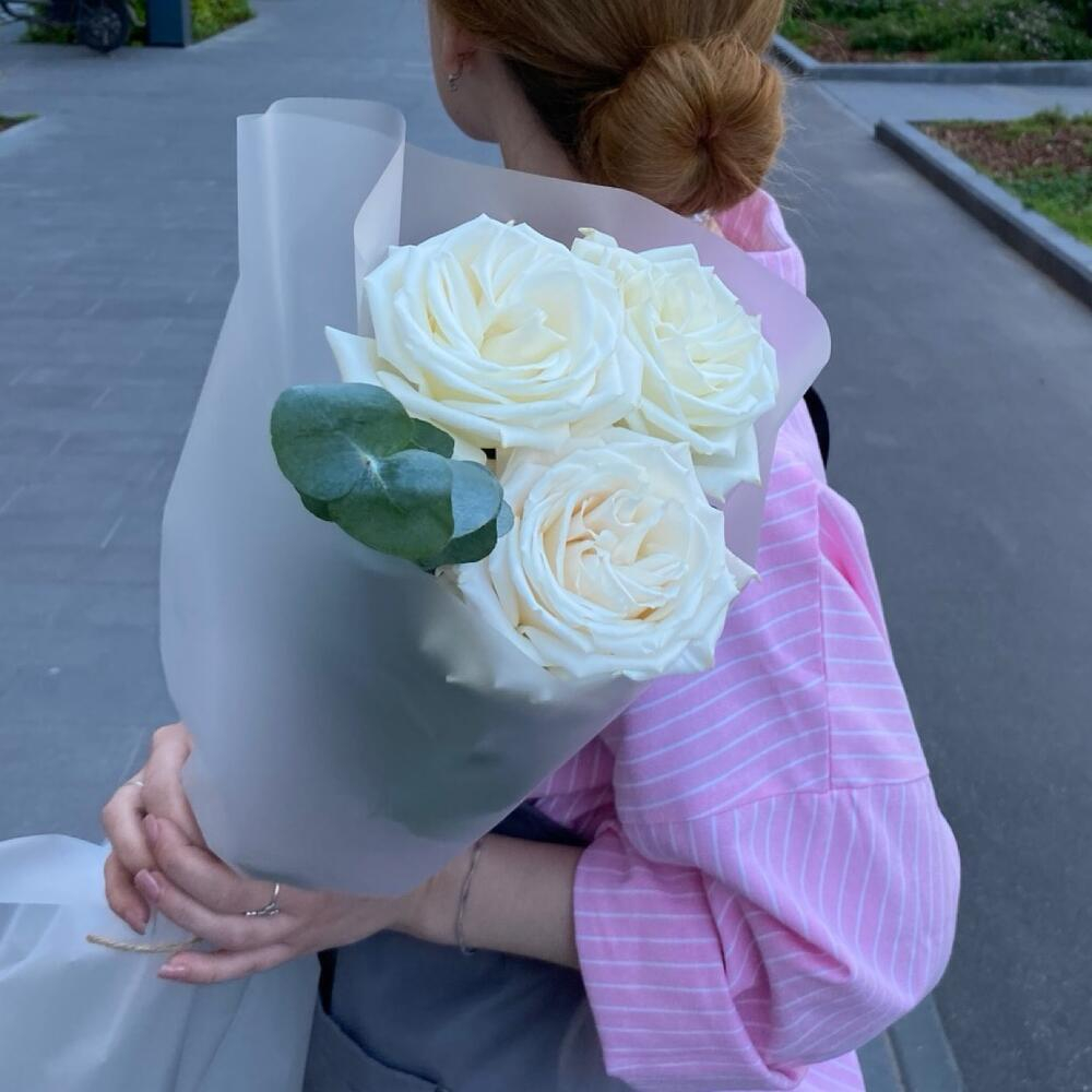 Букет из белых роз с эвкалиптом в матовой упаковке фото №2