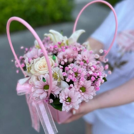 Лилия, гипсофила, роза и хризантемы в сумочке