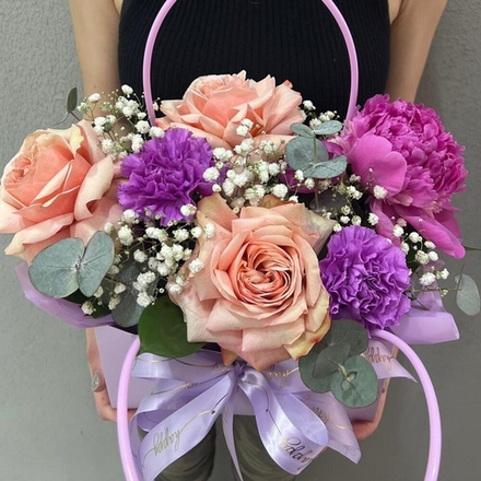 Композиция из гипсофилы, пиона, роз и диантуса
