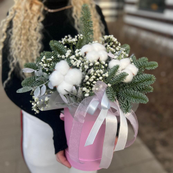 Композиция из лапника, гипсофилы и хлопка фото №4