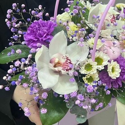 Композиция с орхидеями, гипсофилой, сантини и хлопком в сумочке