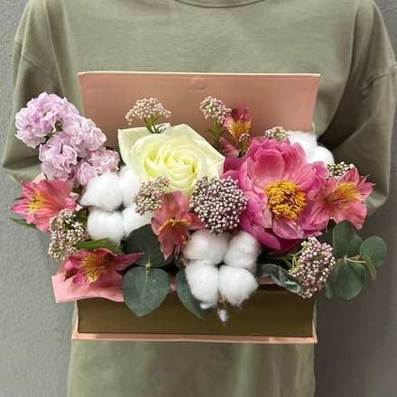 Пион, хлопок, маттиола и белая Роза в коробке в виде книги