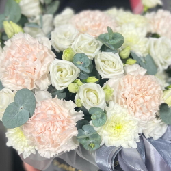 Композиция из белой эустомы с кремовыми гвоздиками и хризантемами в коробке - РИМСКАЯ РОЗА фото №2