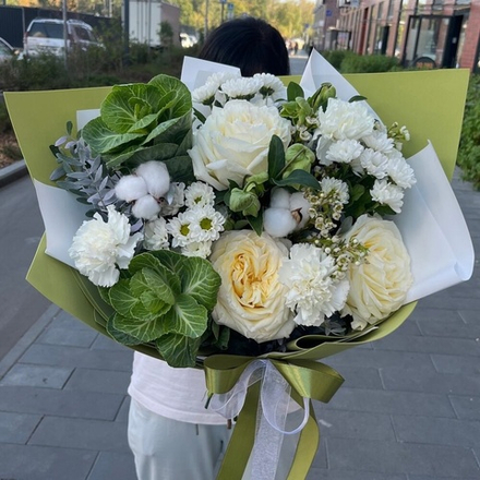 Букет из пионовидных роз, хризантем и диантусов