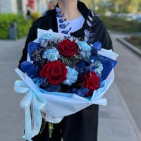 Космический букет с красными розами, диантусами и эвкалиптом