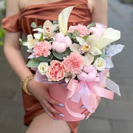 Коробка с диантусами, каллами, орхидеями, хлопком и розой
