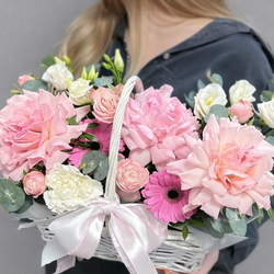 Композиция с розами, герберами, эустомой и гвоздиками в корзине - РИМСКАЯ РОЗА фото №3