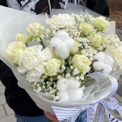 Букет из кустовых роз, гипсофилы, гвоздик и хлопка в белой упаковке фото №5
