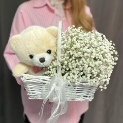 Композиция из белой гипсофилы и мягкой игрушки Мишка в корзине - РИМСКАЯ РОЗА фото №1