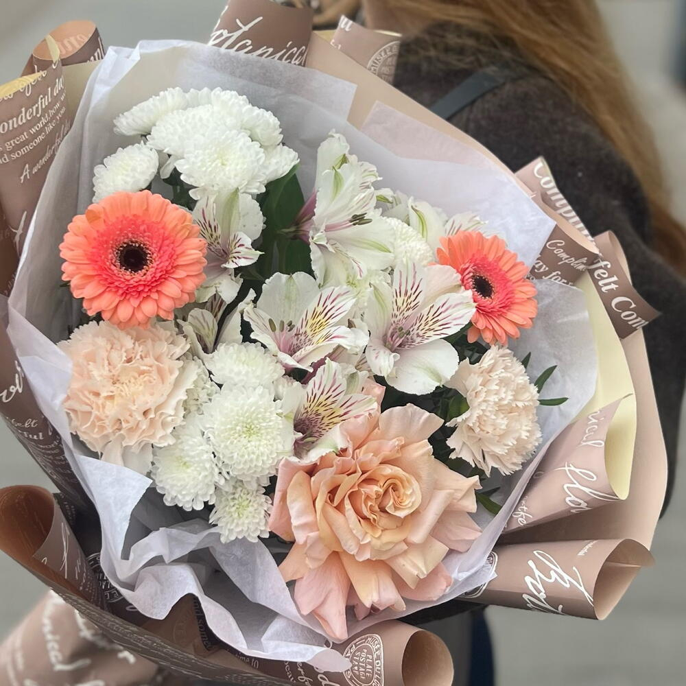 Букет из хризантем, гербер, роз и альстромерии в шоколадной упаковке - РИМСКАЯ РОЗА фото №3