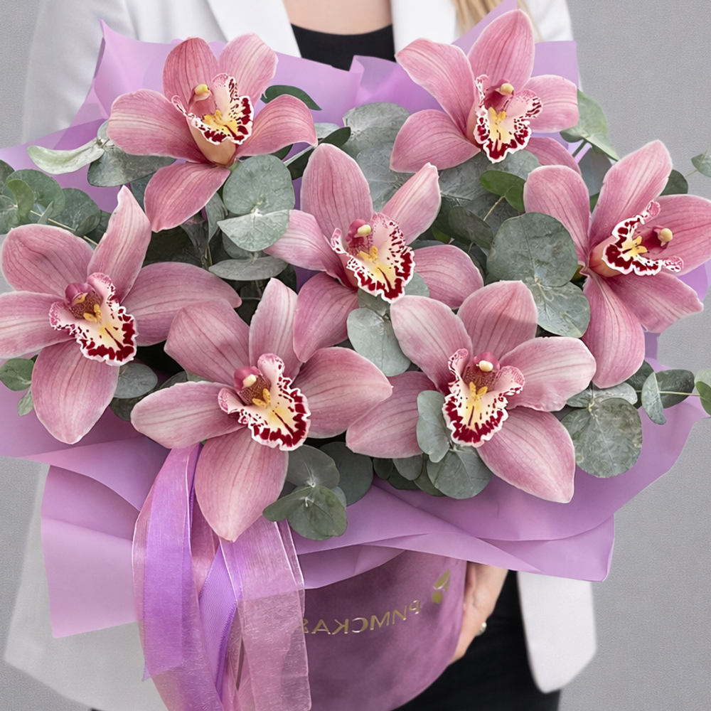 Композиция из фиолетовых орхидей в коробке - РИМСКАЯ РОЗА фото №2