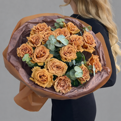 Букет из эквадорских роз Тоффи (Toffee) в упаковке шоколадного цвета