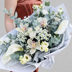 Букет с белыми каллами, орхидеями, эустомой и эвкалиптом - РИМСКАЯ РОЗА фото №2