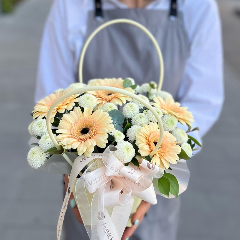 Композиция из кремовых гербер и хризантем сантини в сумочке - РИМСКАЯ РОЗА фото №3