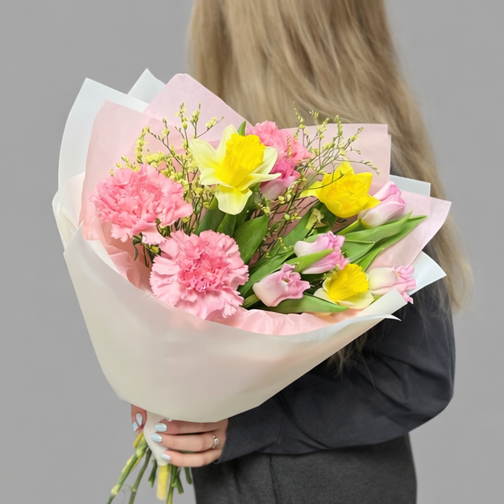Букет из нарциссов, тюльпанов и диантусов в матовой упаковке - РИМСКАЯ РОЗА фото №3