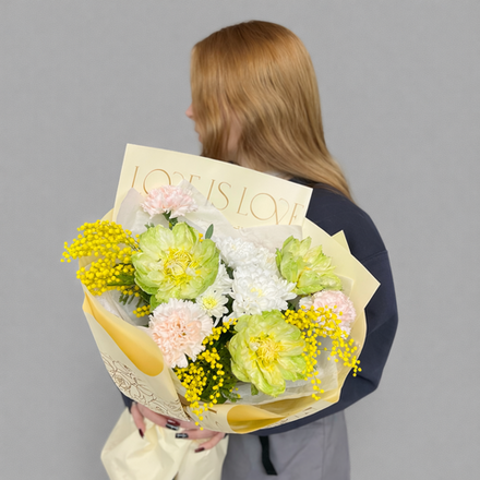 Букет из роз Вегги, гвоздик и мимозы в дизайнерской упаковке