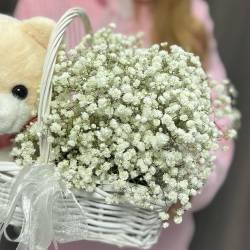 Композиция из белой гипсофилы и мягкой игрушки Мишка в корзине - РИМСКАЯ РОЗА фото №5