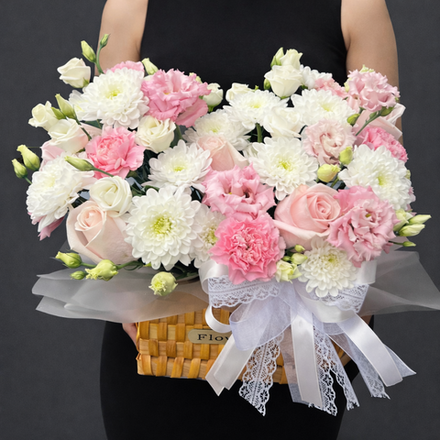 Композиция из роз, эустомы и кустовых хризантем в корзине